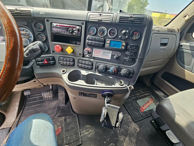 2017-freightliner-cascadia-125-image-60