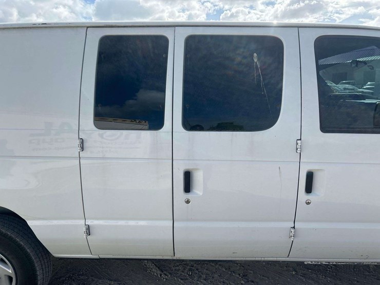 2013-ford-e-350-cargo-van-image-24