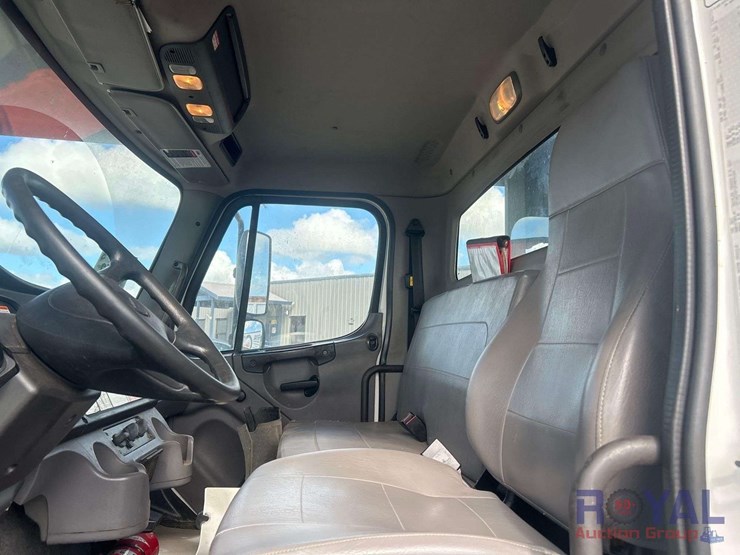 2015-freightliner-m2-106-altec-insulated-forestry-bucket-truck-image-18