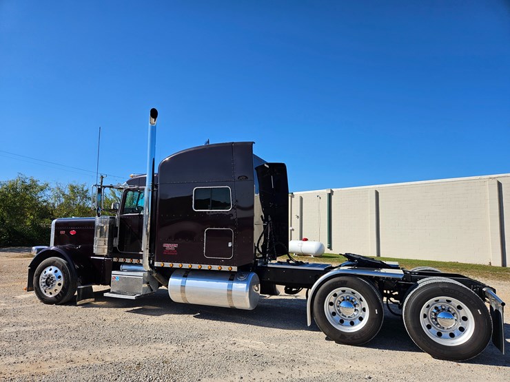 2013-peterbilt-389-image-11