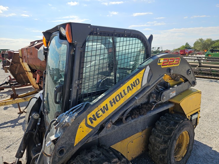 2014-new-holland-l223-image-17