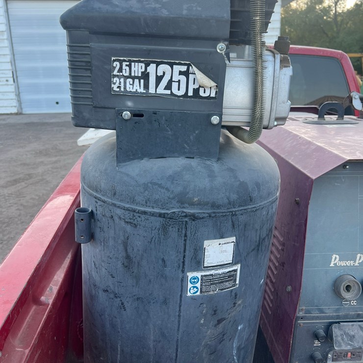 Central Pneumatic upright air compressor, 125 psi