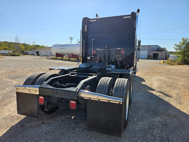 2013-peterbilt-389-image-18