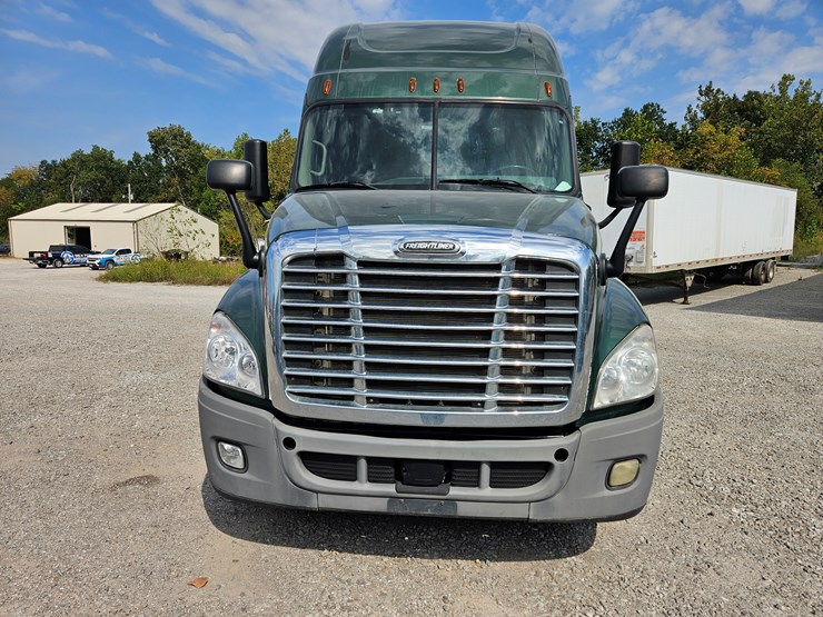 2017-freightliner-cascadia-125-image-26