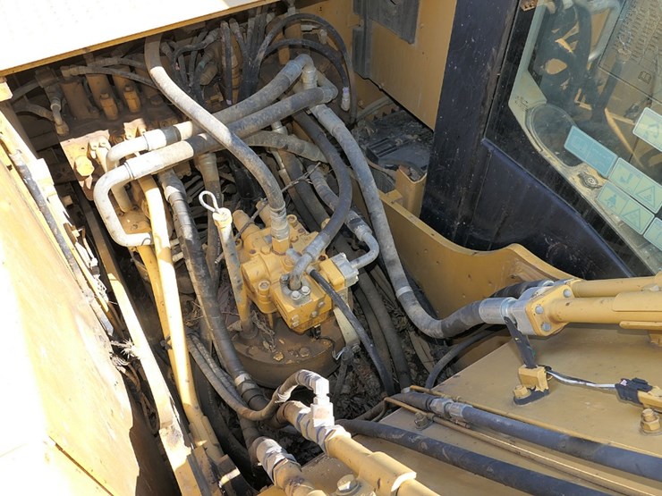 2011-caterpillar-320d-image-33