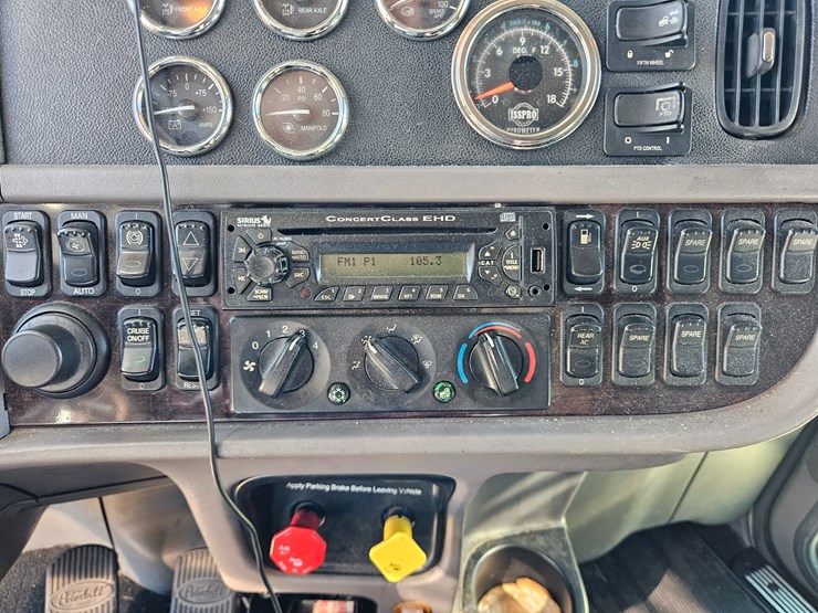 2013-peterbilt-389-image-68