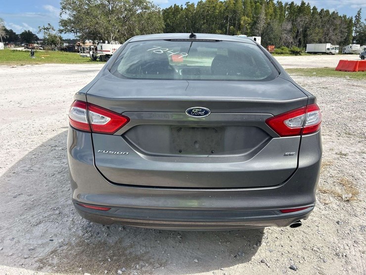 2013-ford-fusion-se-sedan-image-25
