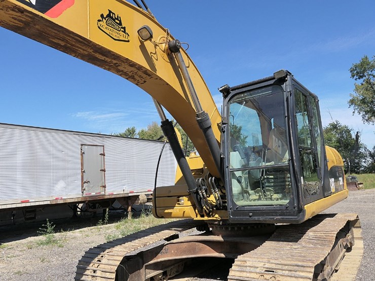 2011-caterpillar-320d-image-11