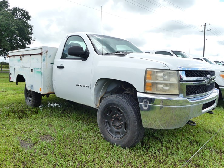 2011-chevrolet-2500hd-image-2