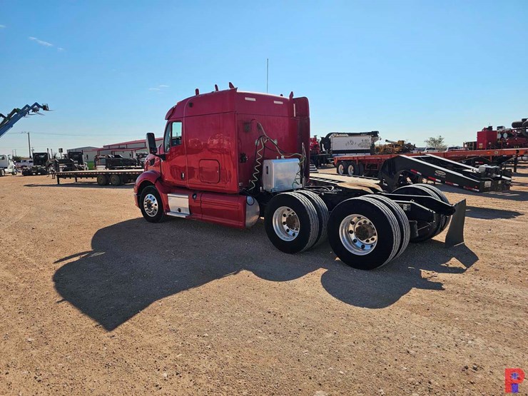2012-peterbilt-587-image-2