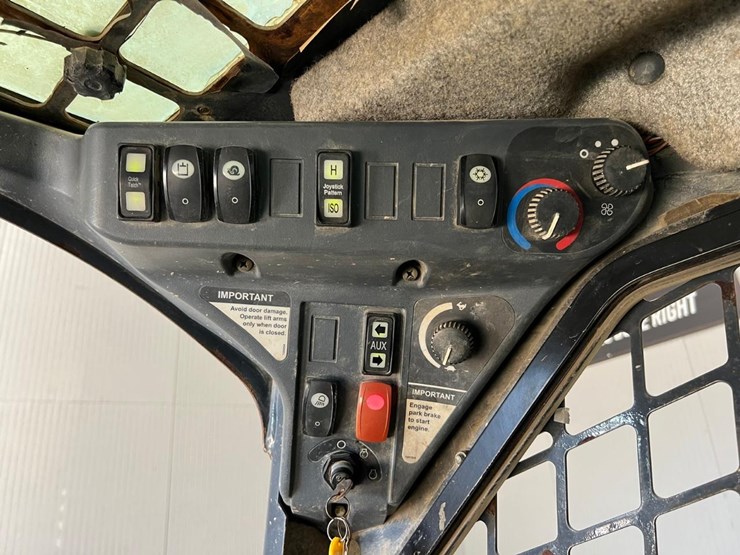 deere-323d-image-27
