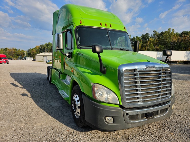 2017-freightliner-cascadia-125-image-24