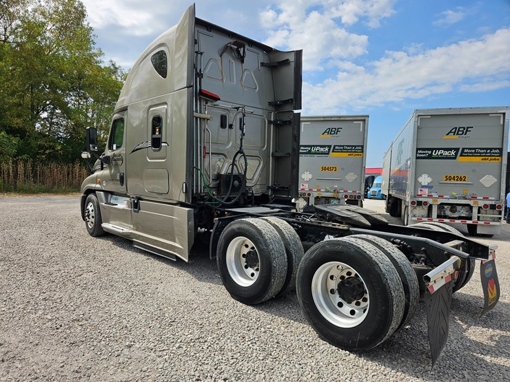 2017-freightliner-cascadia-125-image-12
