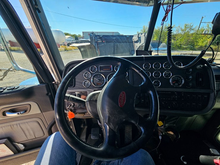 2013-peterbilt-389-image-71