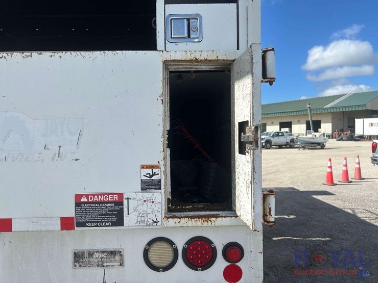 2015-freightliner-m2-106-altec-insulated-forestry-bucket-truck-image-39