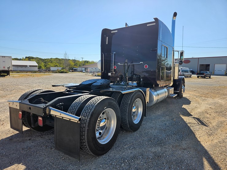 2013-peterbilt-389-image-19
