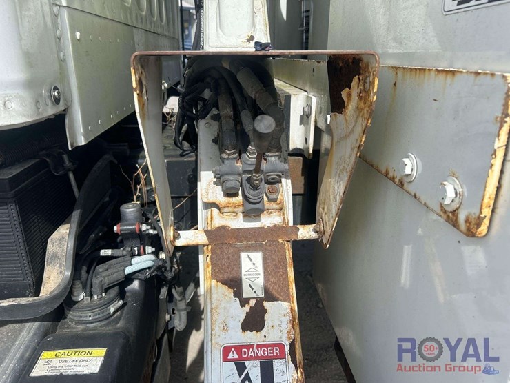 2015-freightliner-m2-106-altec-insulated-forestry-bucket-truck-image-27