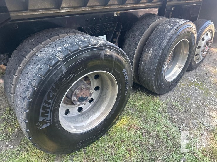 2017-peterbilt-567-image-8