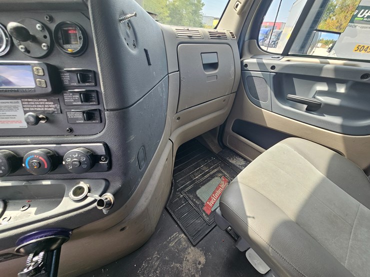 2017-freightliner-cascadia-125-image-59