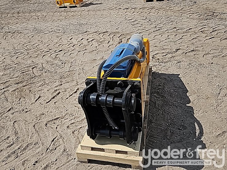 2025-caterpillar-305-image-4