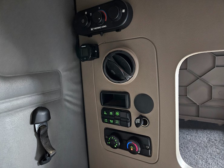 2017-freightliner-cascadia-125-image-71