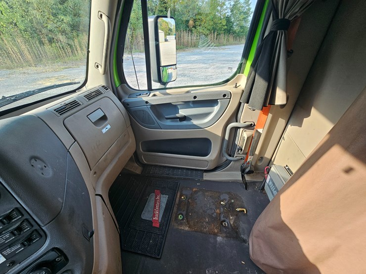 2017-freightliner-cascadia-125-image-50