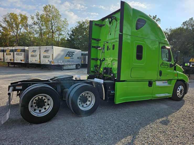 2017-freightliner-cascadia-125-image-16