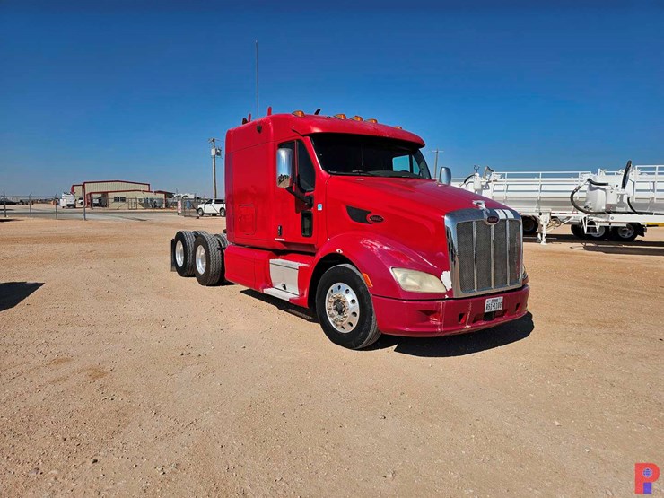 2012-peterbilt-587-image-1