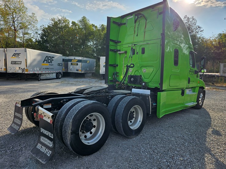 2017-freightliner-cascadia-125-image-15