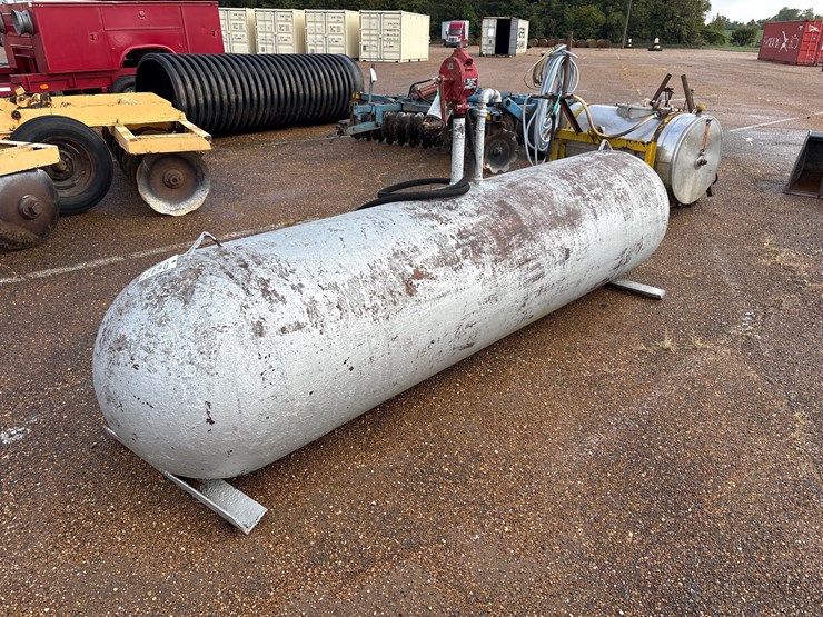 #6927-•-fuel-tank-with-hand-pump-image-1