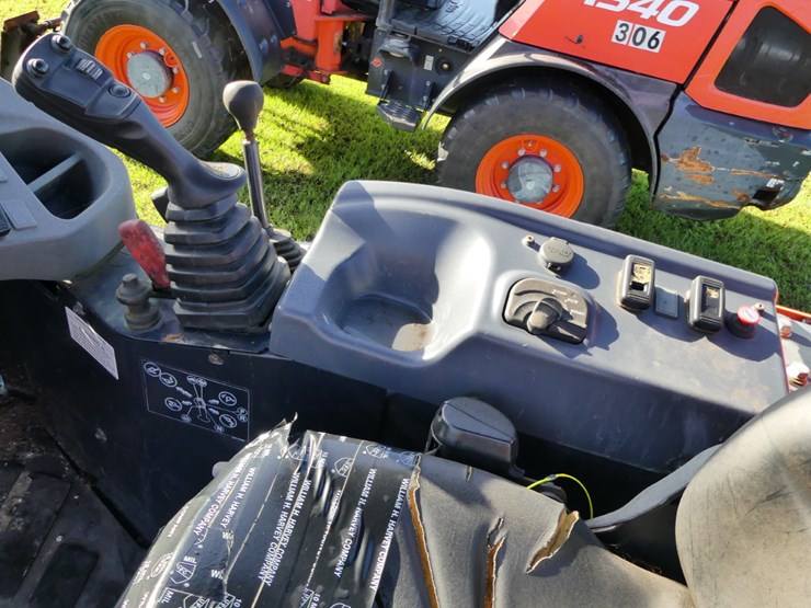 2020-kubota-r530-image-11