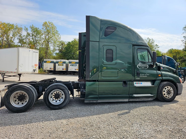 2017-freightliner-cascadia-125-image-19