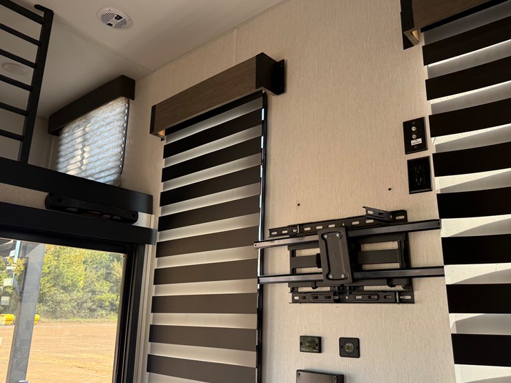 #6895-•-2024-forrest-river-timberwolf-mini-loft-camper-image-19