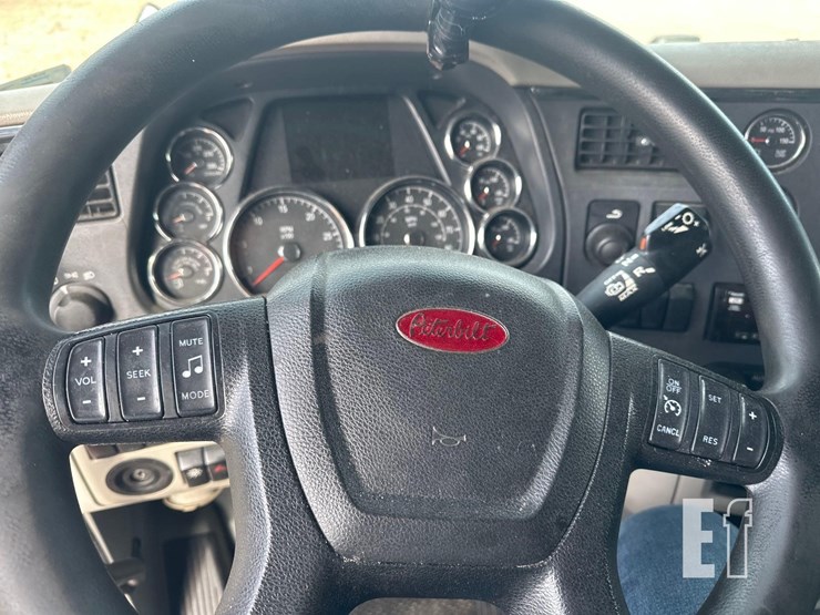 2020-peterbilt-579-image-30