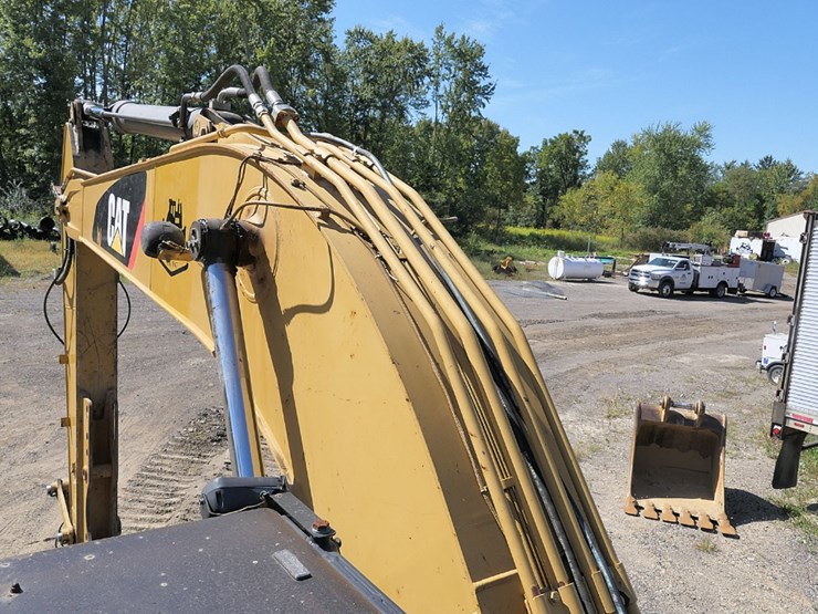 2011-caterpillar-320d-image-38