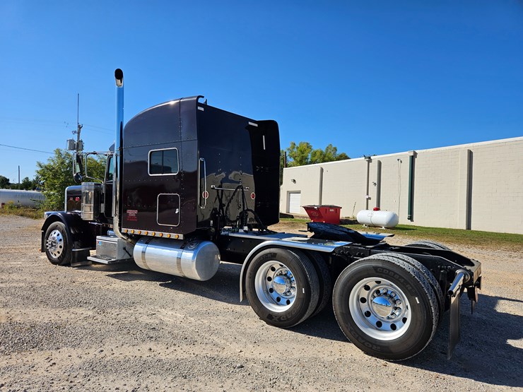 2013-peterbilt-389-image-13