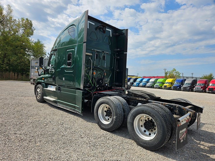 2017-freightliner-cascadia-125-image-11