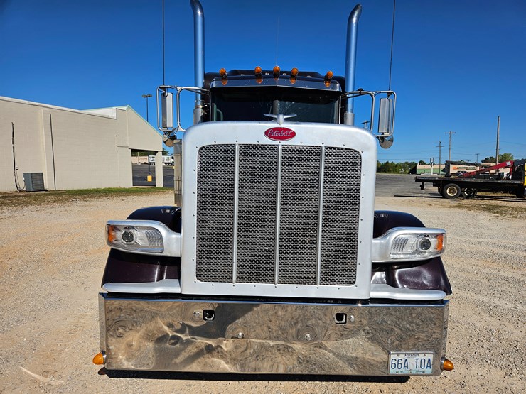 2013-peterbilt-389-image-32