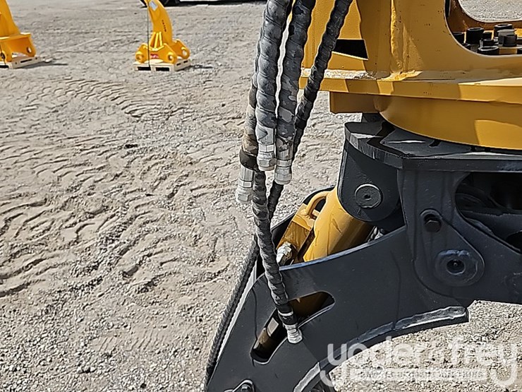 2025-caterpillar-305-image-14
