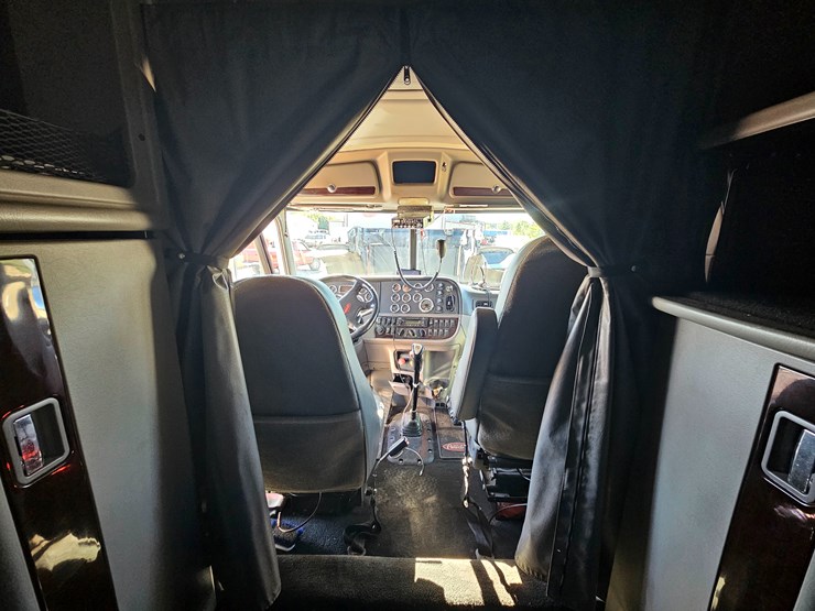 2013-peterbilt-389-image-82