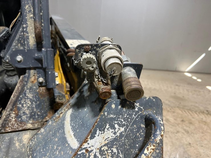 deere-323d-image-11