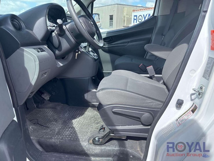2017-nissam-nv200-cargo-van-image-11