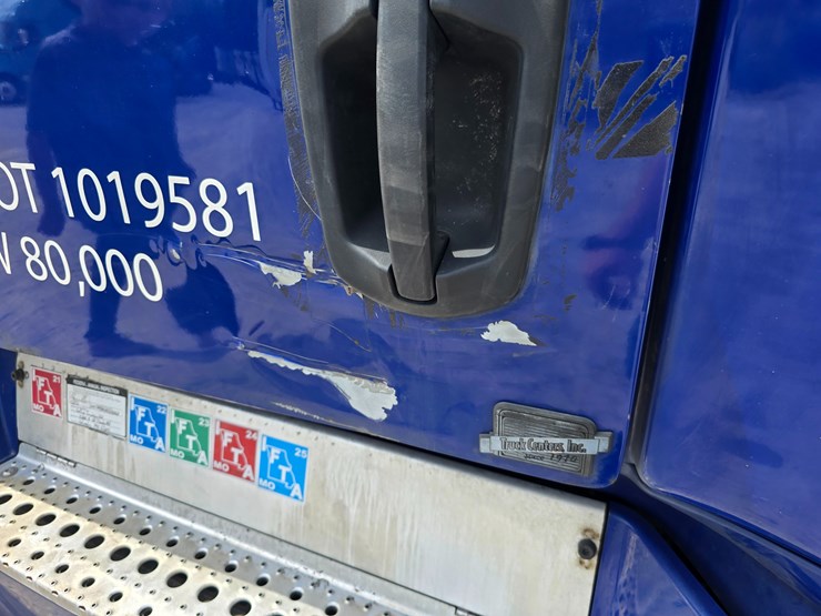 2019-freightliner-cascadia-126-image-53