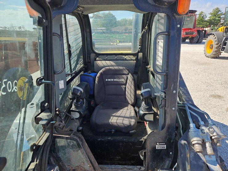 2014-new-holland-l223-image-5