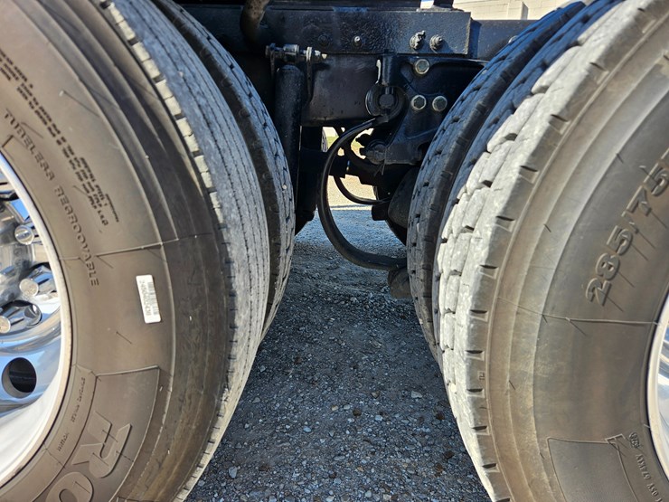 2013-peterbilt-389-image-90