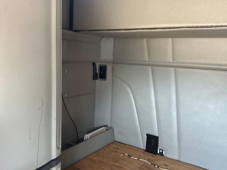 2020-peterbilt-579-image-25