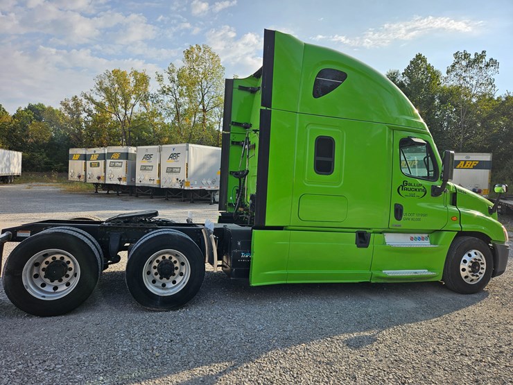 2017-freightliner-cascadia-125-image-17