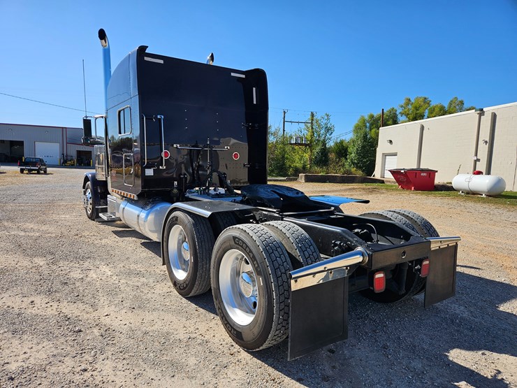 2013-peterbilt-389-image-15