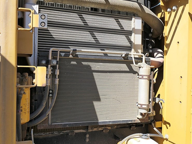 2011-caterpillar-320d-image-23