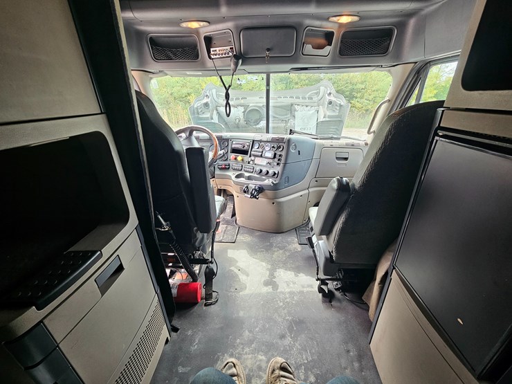2017-freightliner-cascadia-125-image-76